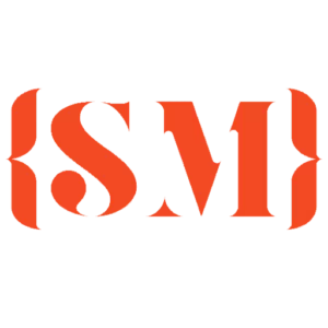 Das Logo zeigt stilisierte 'S' und 'M' Buchstaben, umgeben von geschwungenen Klammern.